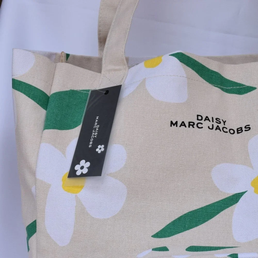 MARC JACOBS Daisy Tote with Cosmetic Pouch in Cream Flowery Pattern - Picture 3 of 5